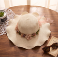Sombrero Riviera | Sombrero de Paja Ondulado con Flores Beige